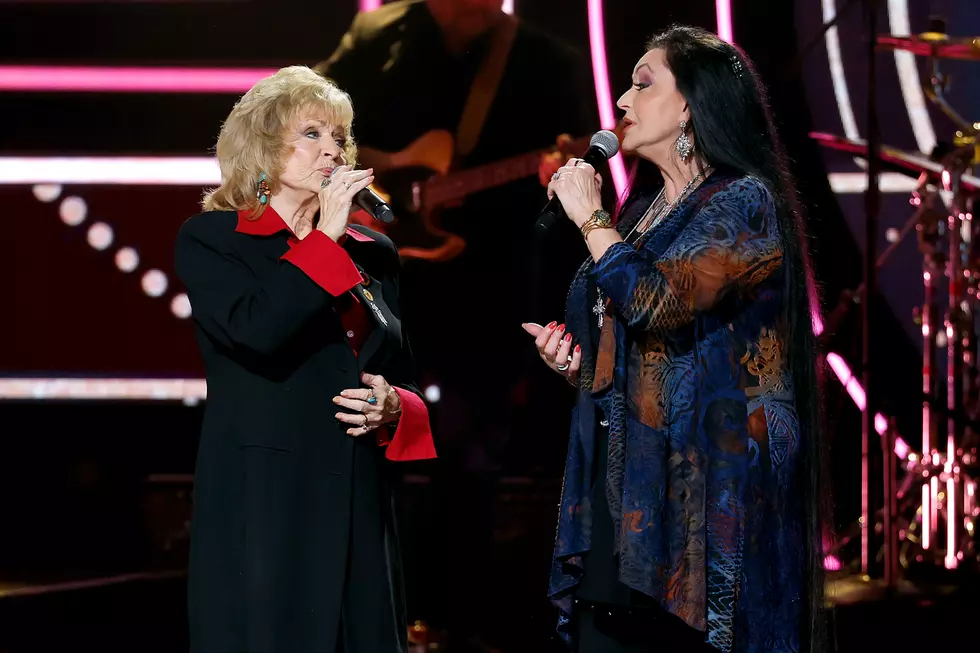 Crystal Gayle + Peggy Sue Wright Tribute Late Sister Loretta Lynn at CMT Artists of the Year [Watch]