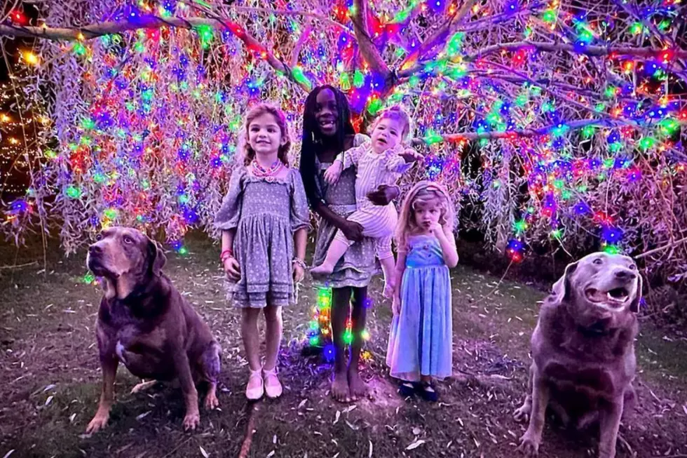 Thomas Rhett&#8217;s Wife Rounds Up &#8216;All My Littles&#8217; &#8212; Dogs Included &#8212; For a Holiday Pic [Photo]