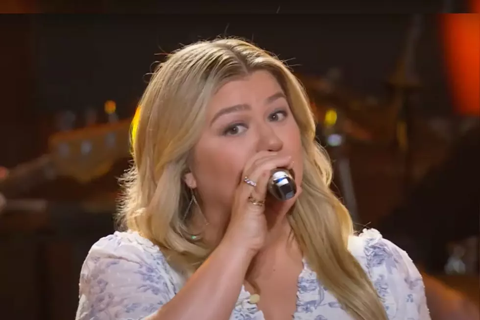 Kelly Clarkson’s Covers Hailey Whitters’ ‘Everything She Ain’t’ 