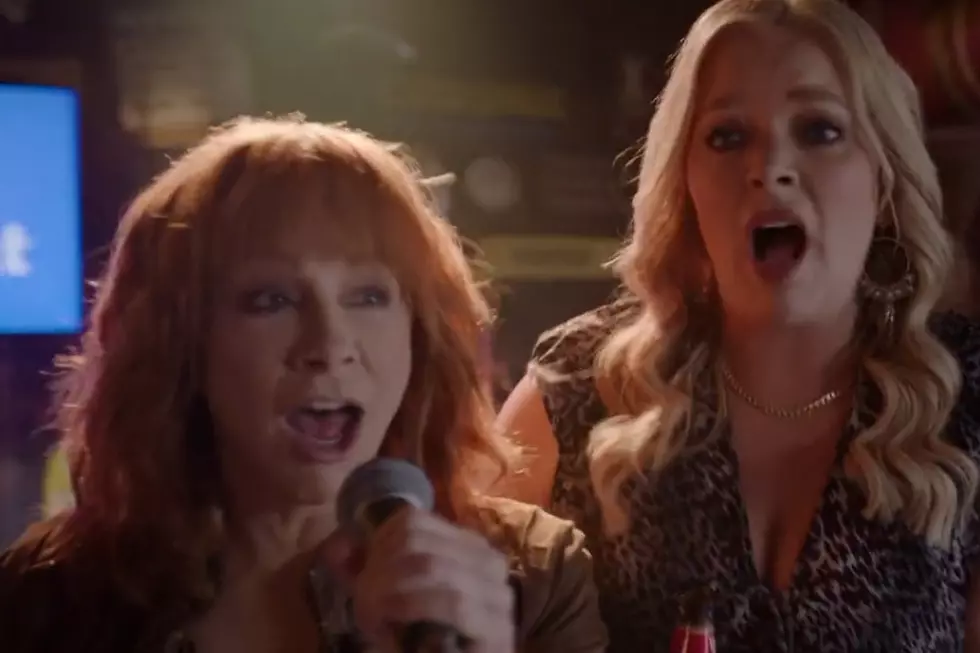 Reba McEntire + Melissa Peterman Pick a Judds Hit for Karaoke Night in ‘The Hammer’ [Watch]