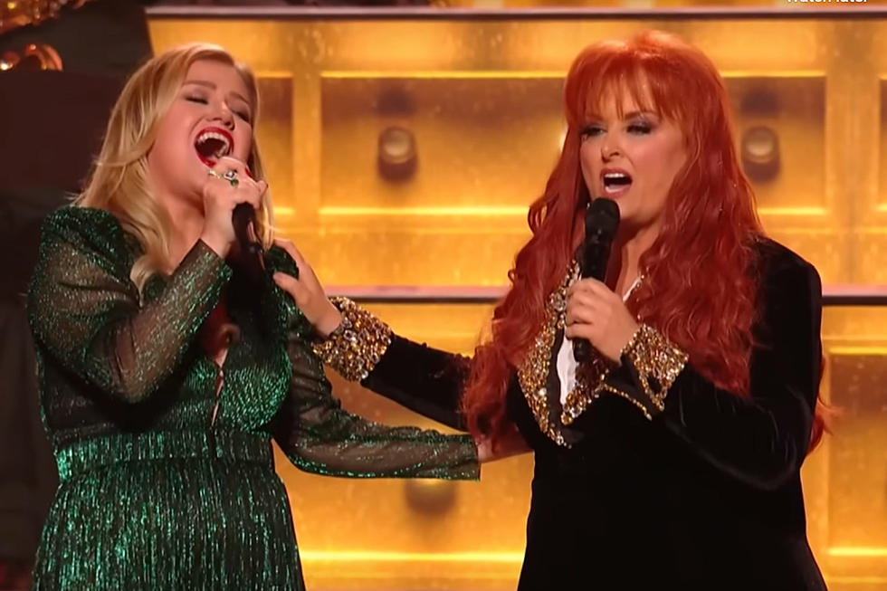 Watch Kelly Clarkson + Wynonna Judd’s Rafter-Raising Christmas Duet