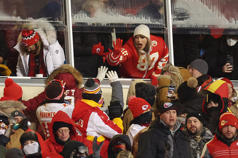 Taylor Swift Wears Travis Kelce's Jersey at Freezing Chiefs Game