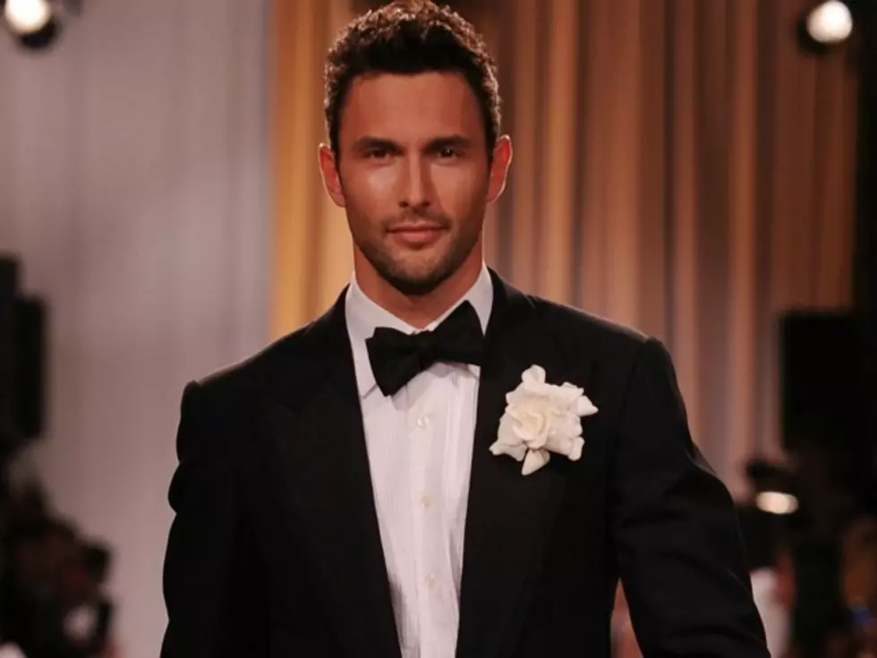 Noah Mills &#8211; Hunk of the Day [PICTURES, VIDEO]