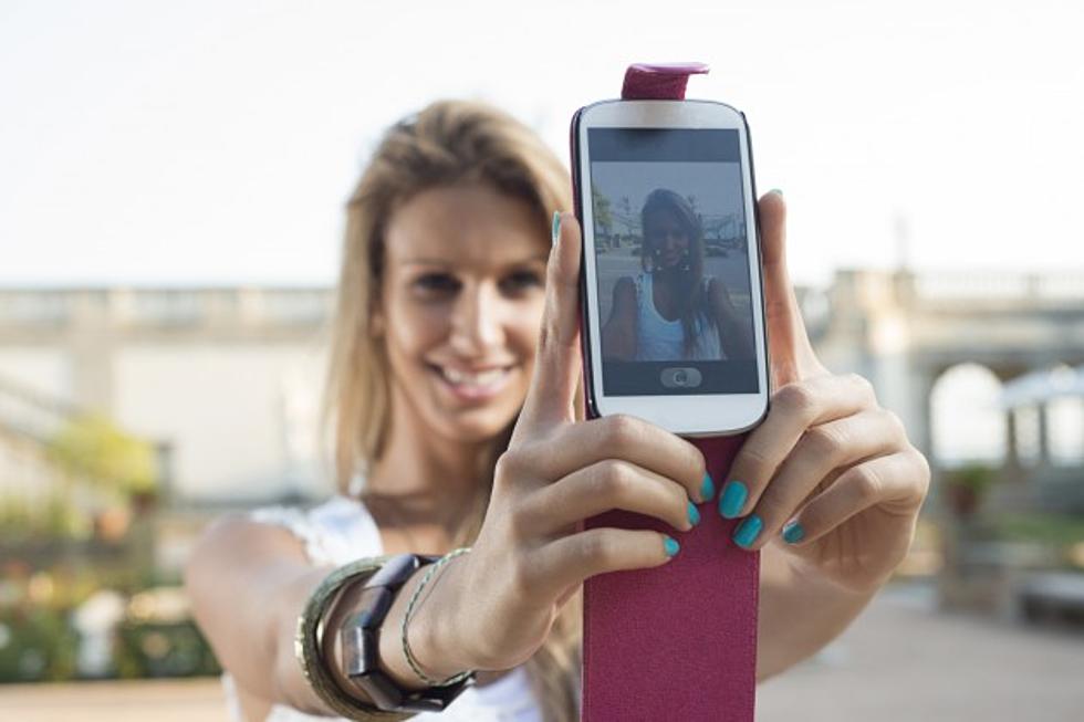 &#8216;Selfie&#8217; Wins 2013 Word of the Year, Beating &#8216;Twerk,&#8217; &#8216;Schmeat&#8217; and Others