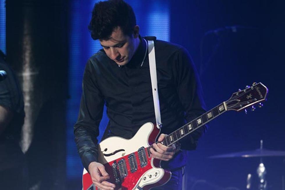Mark Ronson Pays Tribute to Amy Winehouse with ‘Valerie’ Performance