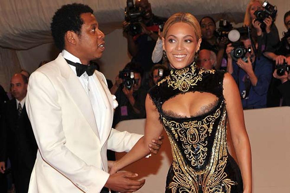 Jay-Z Showers a Pregnant Beyonce With Affection at 2011 VMAs