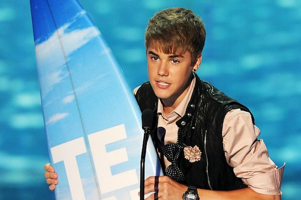 Justin Bieber Flashes Underwear as He Wins 4 Trophies at 2011 Teen Choice Awards