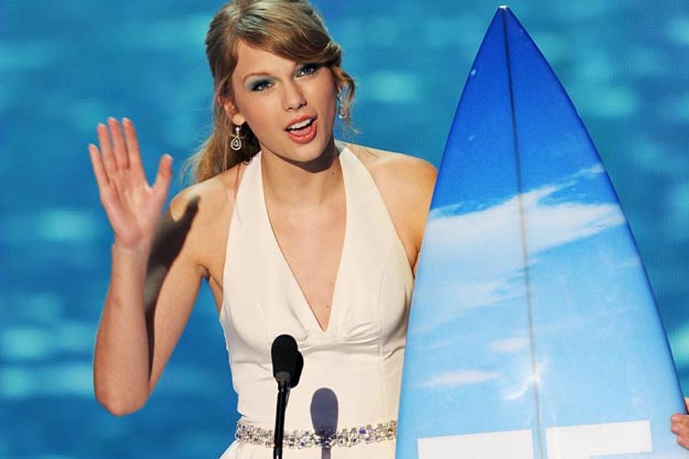 Ultimate Choice Winner Taylor Swift Earns a Whopping Six Trophies at the 2011 Teen Choice Awards