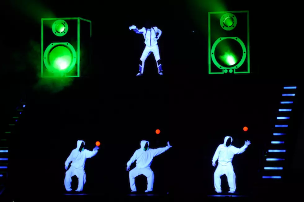 will.i.am, J. Lo Give &#8216;Tron&#8217;-Inspired Performance of &#8216;T.H.E&#8217; at the 2011 AMAs
