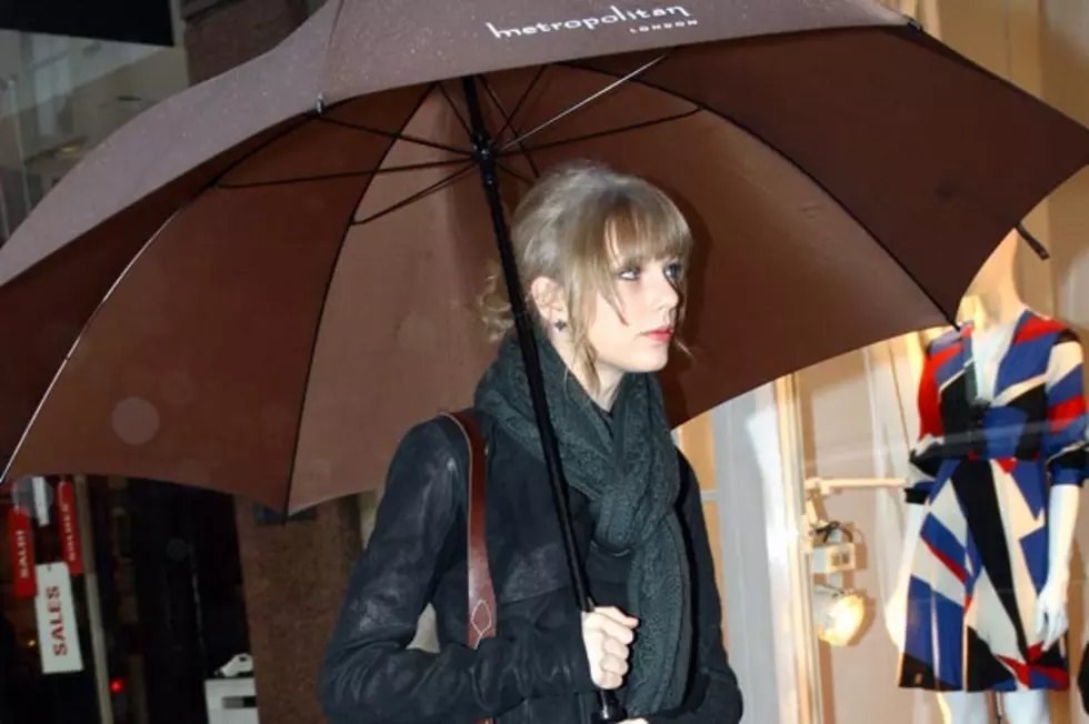Taylor Swift Goes Sightseeing in London, Readies &#8216;Les Miserables&#8217; Role