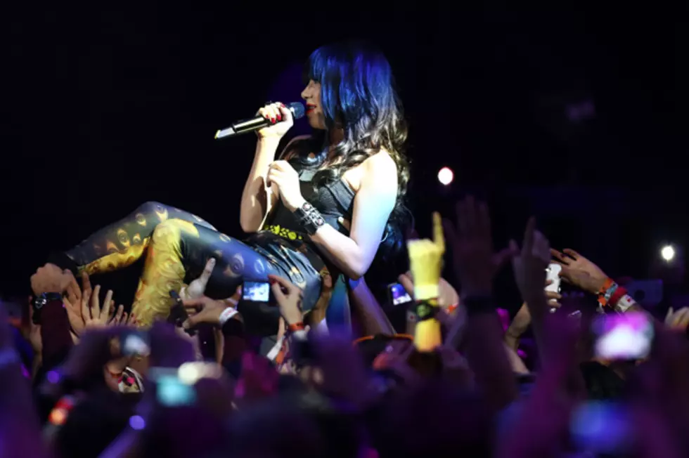 Carly Rae Jepsen Crowd Surfs to ‘Call Me Maybe’ at 2012 MTV Europe Music Awards