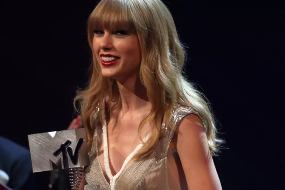 Taylor Swift Wins Best Female Artist at the 2012 MTV EMAs