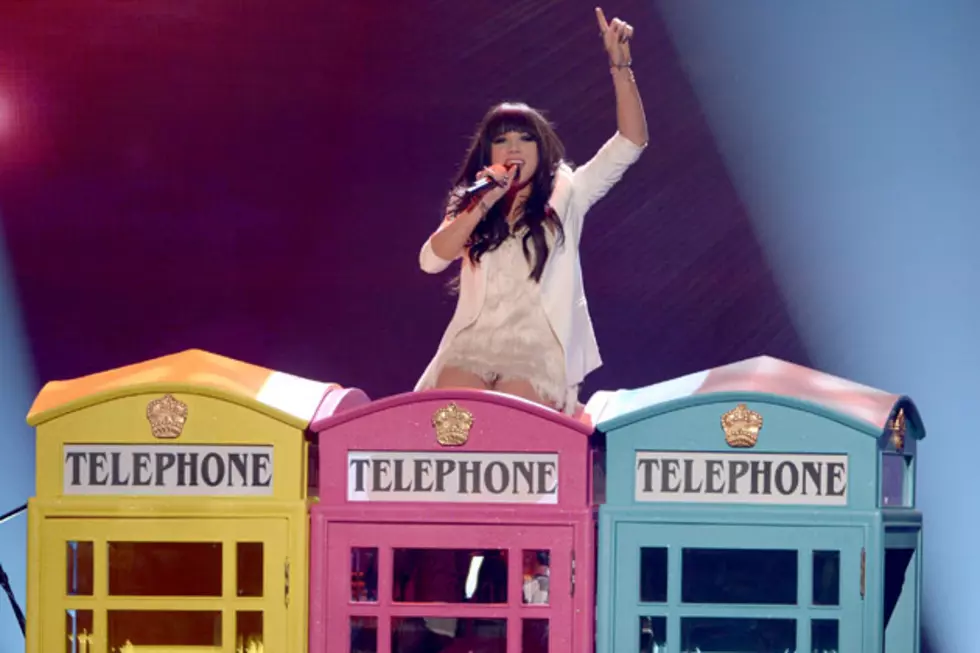 Carly Rae Jepsen Performs Telephone Booth Mashup at 2012 American Music Awards