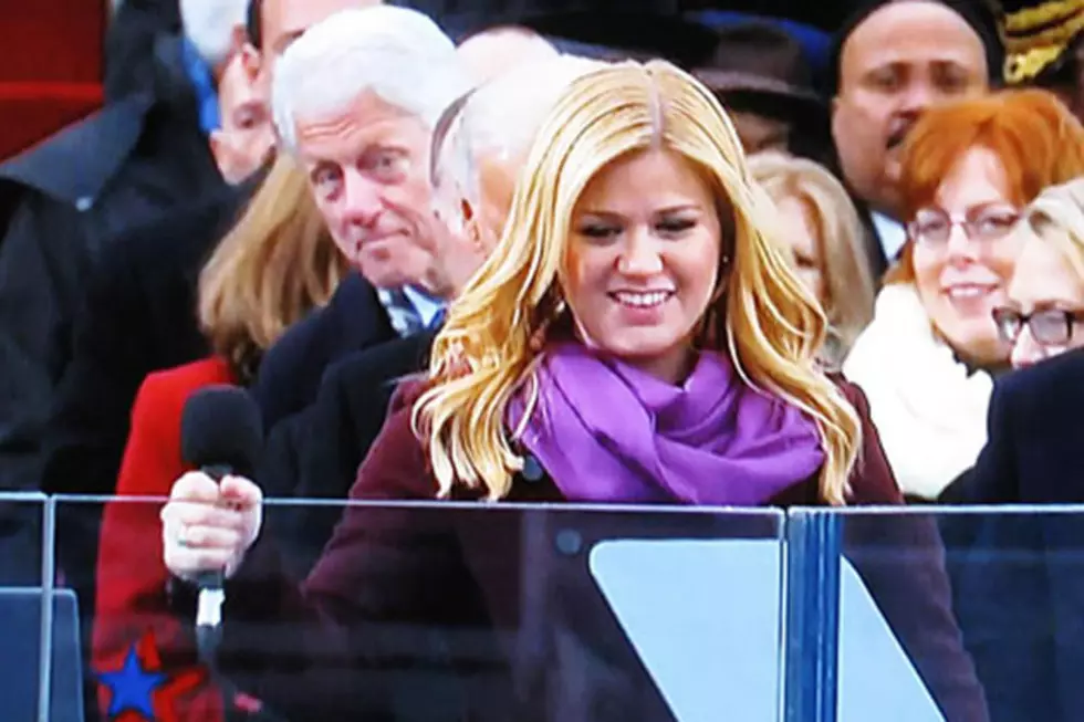 Bill Clinton Steals Kelly Clarkson&#8217;s Moment &#8211; Celebrity Photobombs