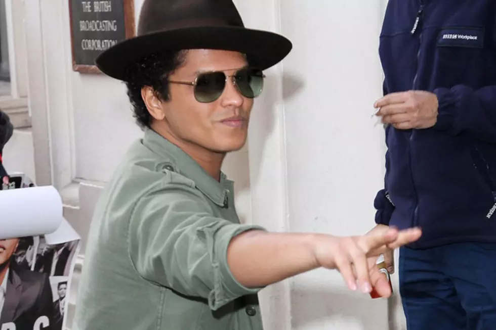 Bruno Mars in a Fedora, Button-Up Shirt, Jeans + Boat Shoes &#8211; Get the Look