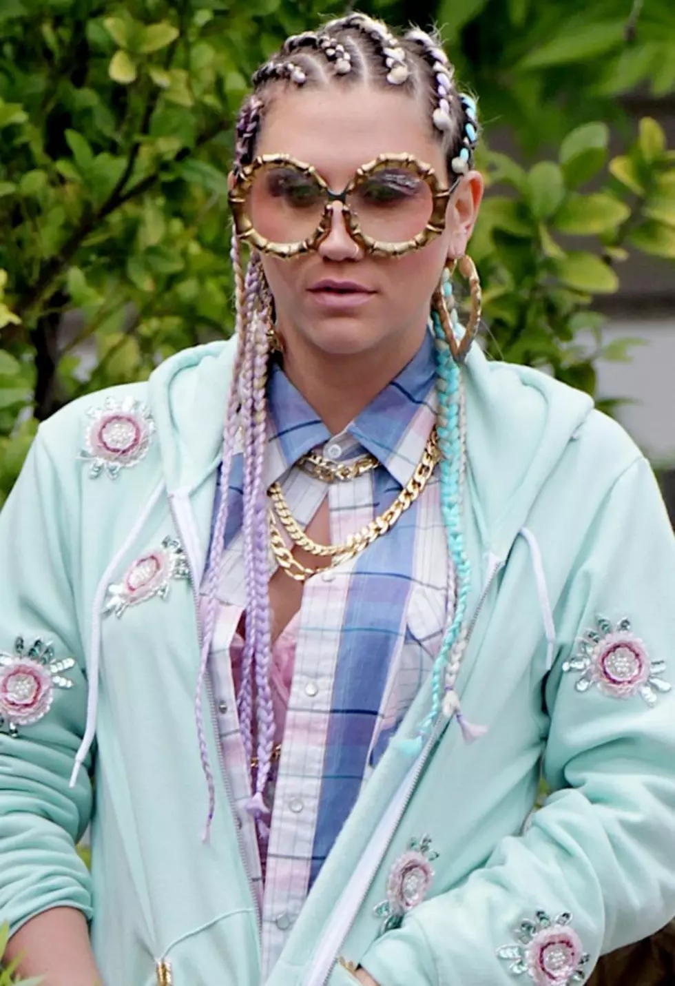 Kesha Nerds Out in Glasses + Cornrows on Set of &#8216;Crazy Kids&#8217; Video [Pics]