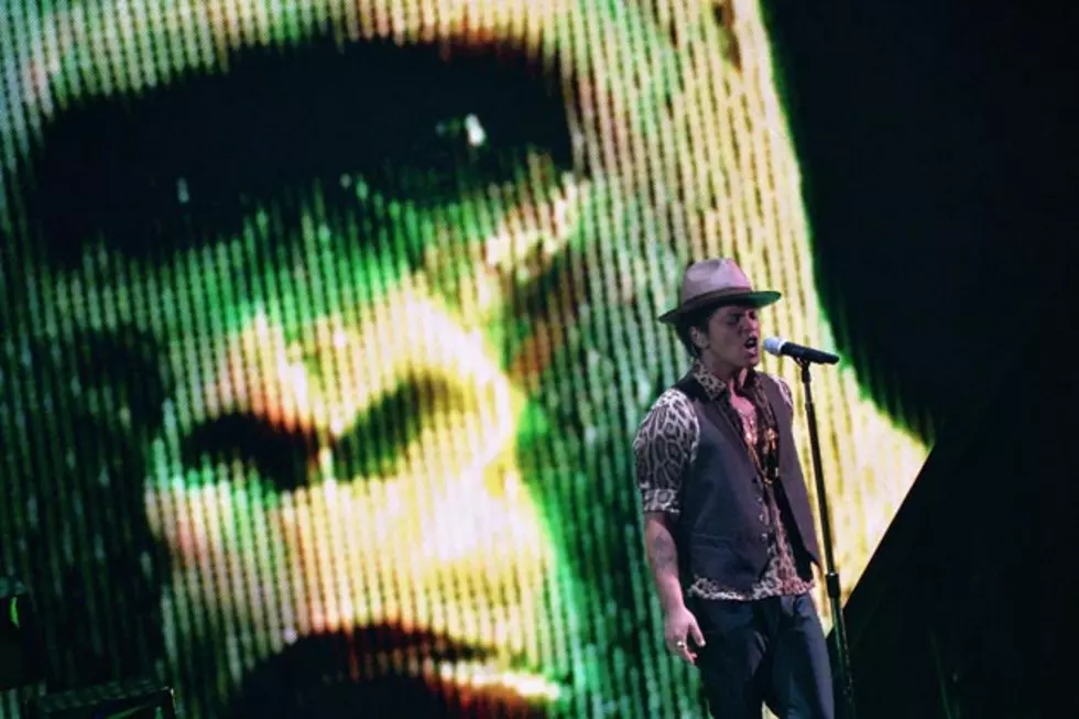 Bruno Mars Performs With a ‘Gorilla’ at His Back at 2013 MTV VMAs