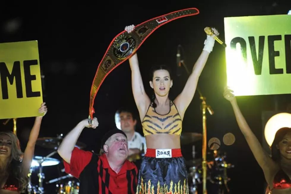 Katy Perry Pulls a Rocky Balboa + Performs in Boxing Ring Under Brooklyn Bridge to Close 2013 MTV VMAs