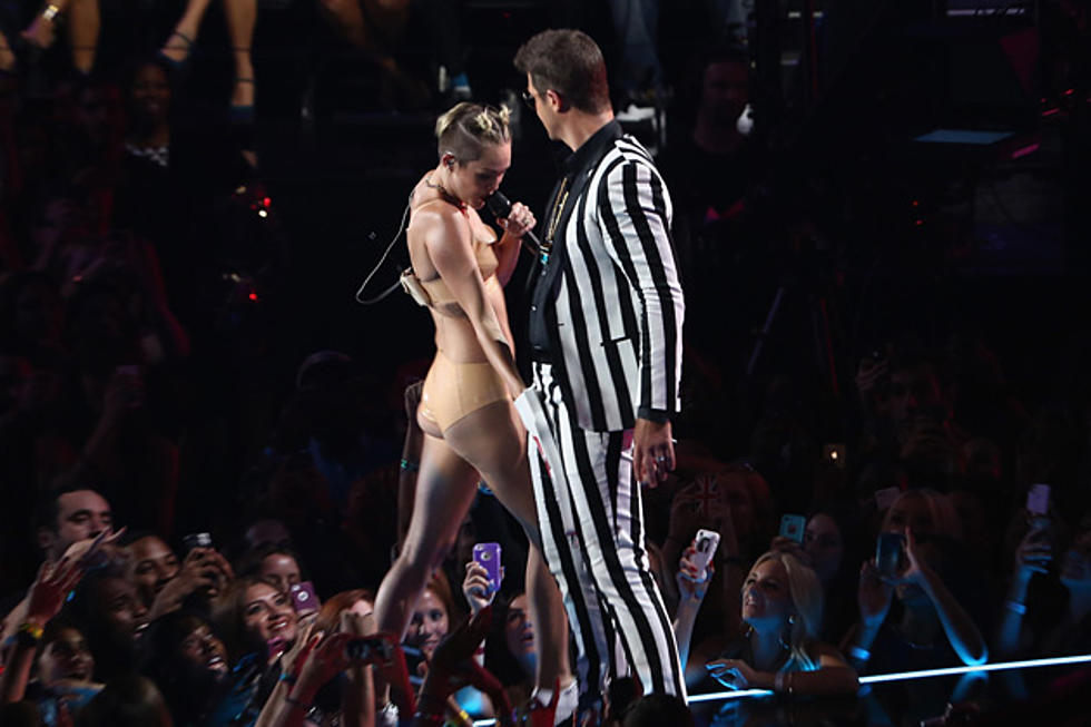 Robin Thicke’s Mom ‘Can Never Unsee’ His VMA Performance With Miley Cyrus