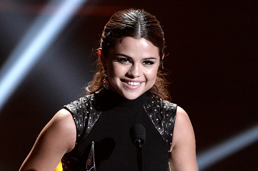 Selena Gomez Shares Flight With Lucky Fan, Gives Her Concert Tickets [PHOTOS]