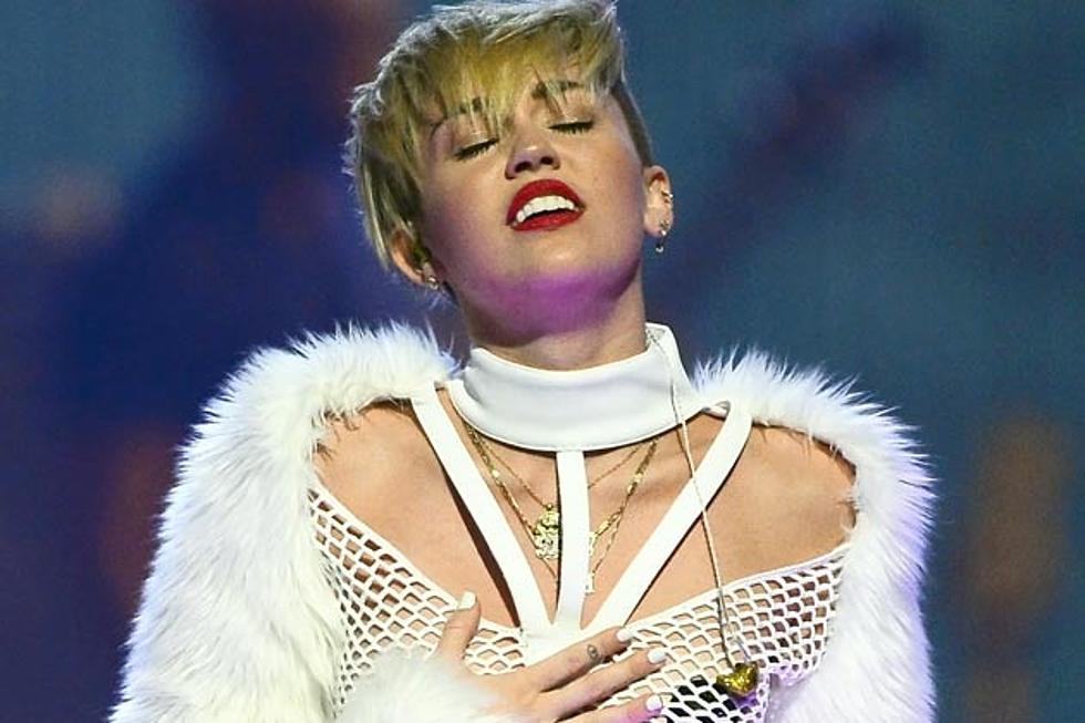Miley Cyrus Reportedly Really Angry at Liam Hemsworth for Moving On, Still Flaunts Bikini Body [PHOTO]