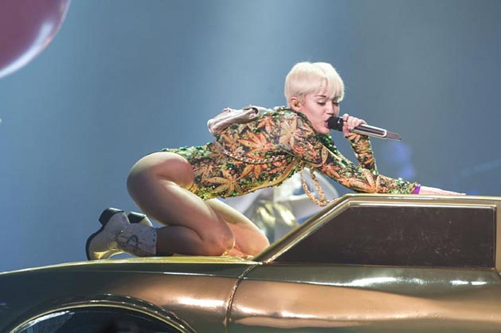 Miley Cyrus Selling 24-Karat Gold Rolling Papers on Tour