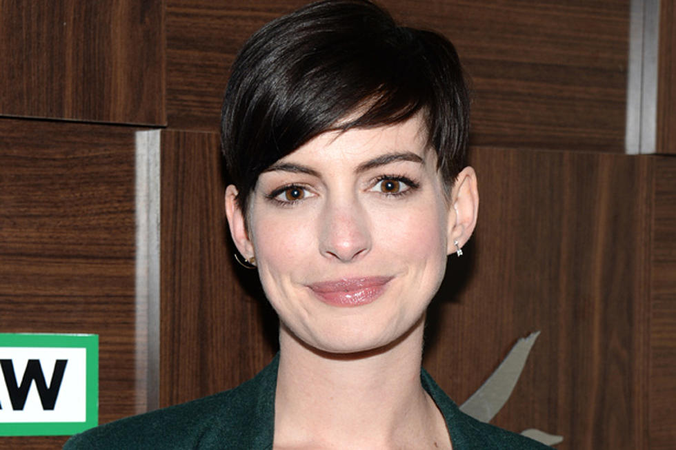 Anne Hathaway Gets Attacked By a Parrot [PHOTOS]