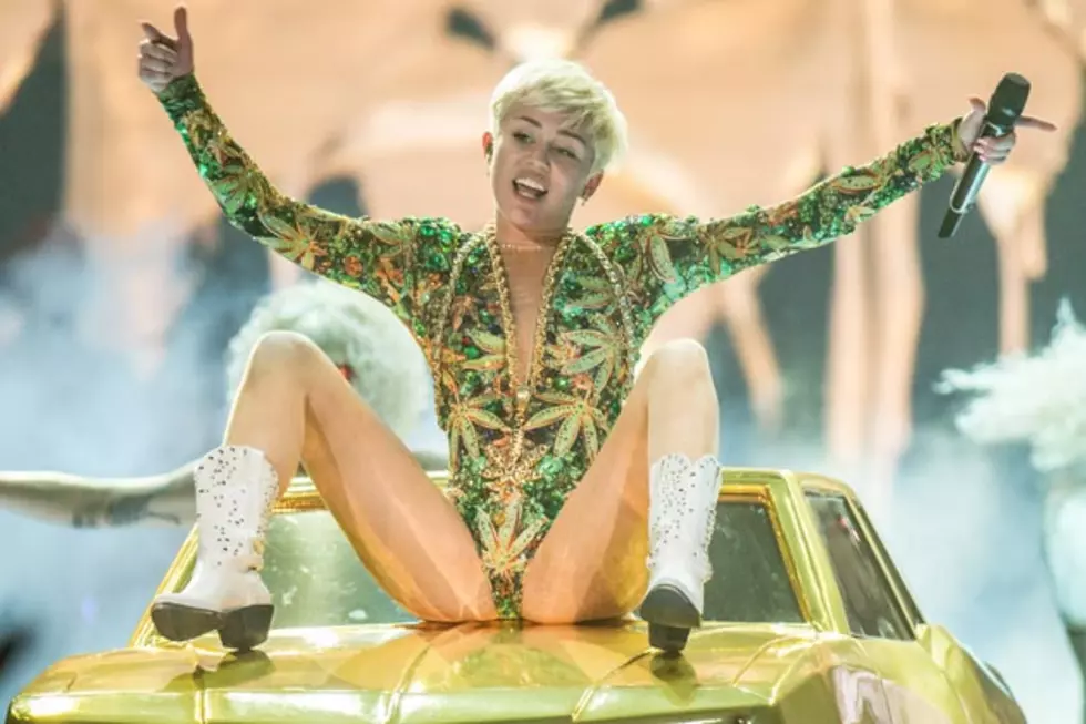Miley Cyrus Relies on Teleprompter on Bangerz Tour