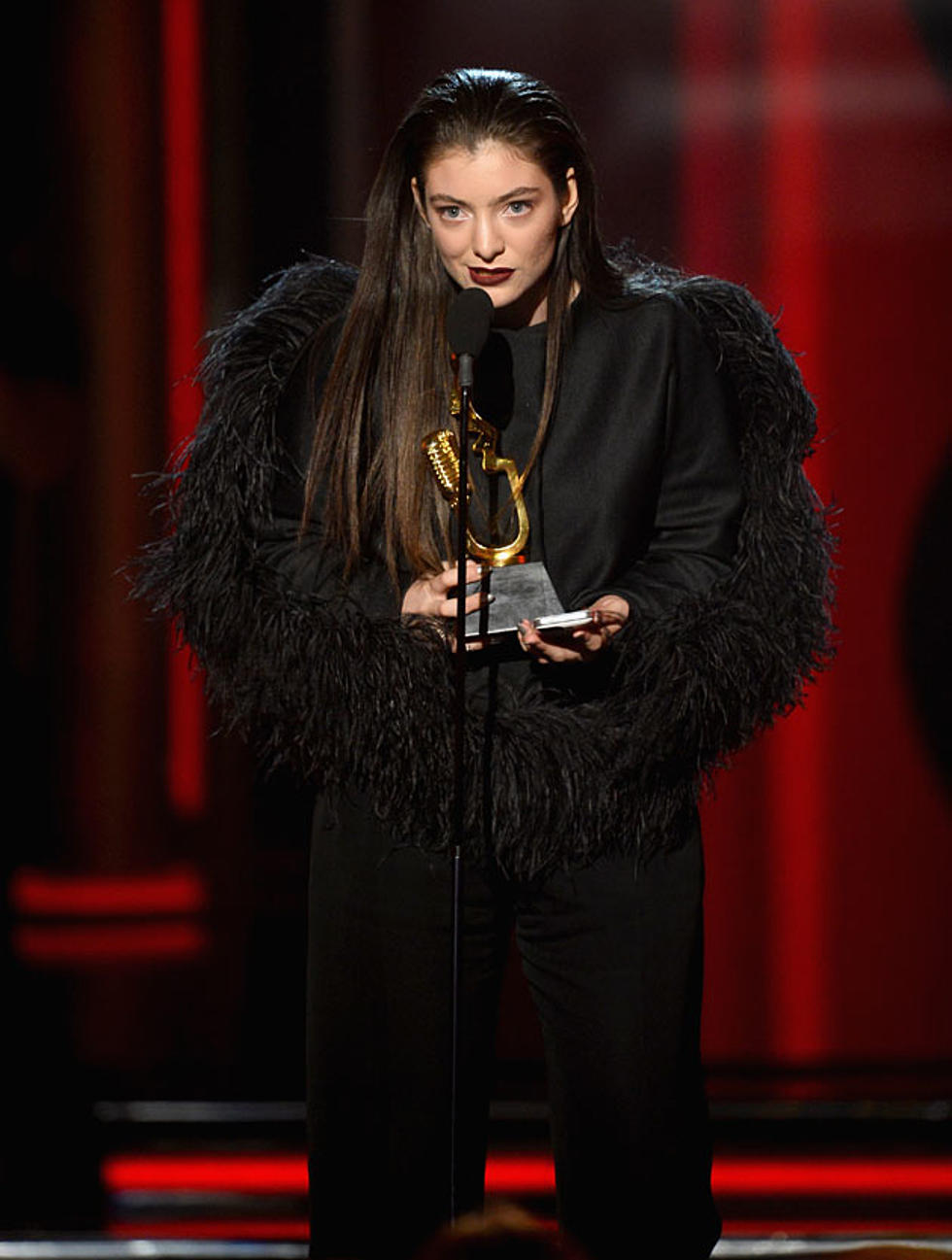 Lorde Is Feathered + Fabulous at 2014 Billboard Music Awards [PHOTOS]
