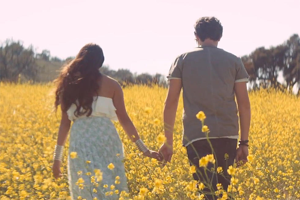 Alex & Sierra Release Debut Video 'Scarecrow'