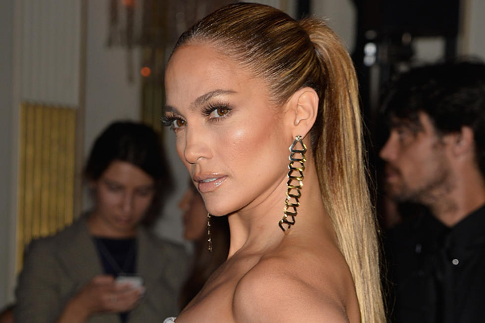 Jennifer Lopez’s Makeup-Free Selfie Gets Adorably Photobombed [PHOTO]