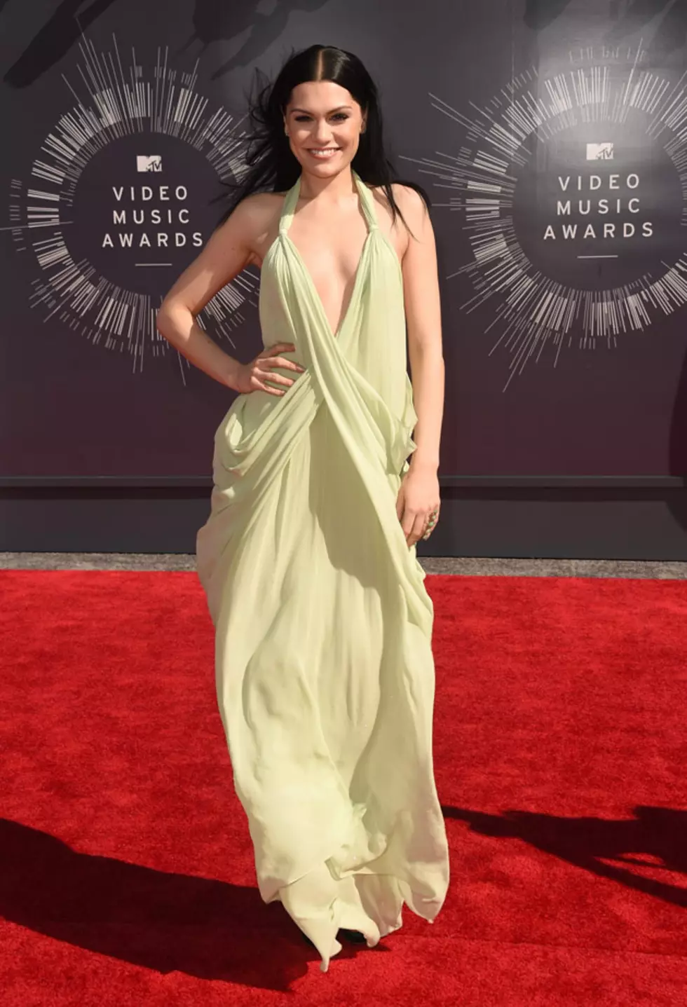 Jessie J Wears Backless Dress on 2014 MTV VMAs Red Carpet [PHOTOS]