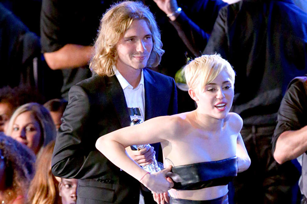 Homeless Miley Cyrus Fan Accepts 2014 MTV VMA on Her Behalf [VIDEO]