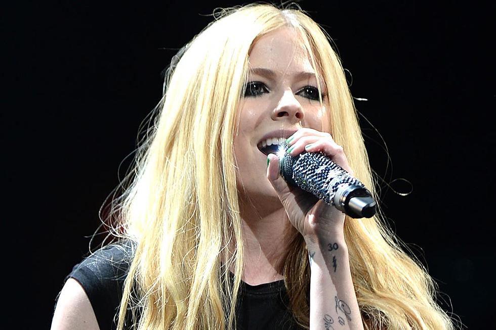 Avril Lavigne Says She Has ‘Health Issues,’ Asks Fan to Pray for Her