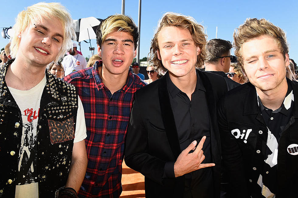 5 Seconds of Summer Perform ‘What I Like About You’ at the 2015 Kids’ Choice Awards
