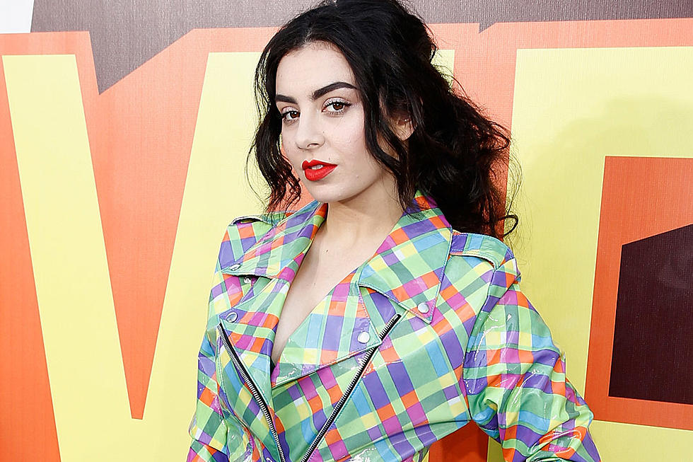 Charli XCX Performs ‘Famous’ + ‘Drop That Kitty’ at the 2015 MTV Movie Awards [VIDEO]