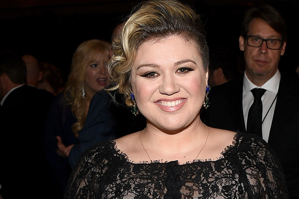 Kelly Clarkson Reveals She’s Pregnant During Emotional L.A. Concert