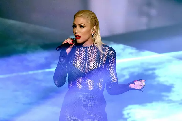Gwen Stefani Gives Powerful Performance Of &#8216;Used To Love You&#8217; At 2015 AMAs