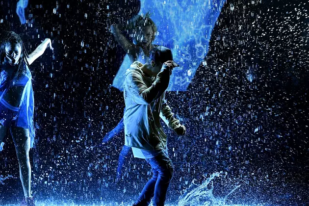 Justin Bieber Sings In The Rain, Literally, During 2015 AMAs Finale Performance