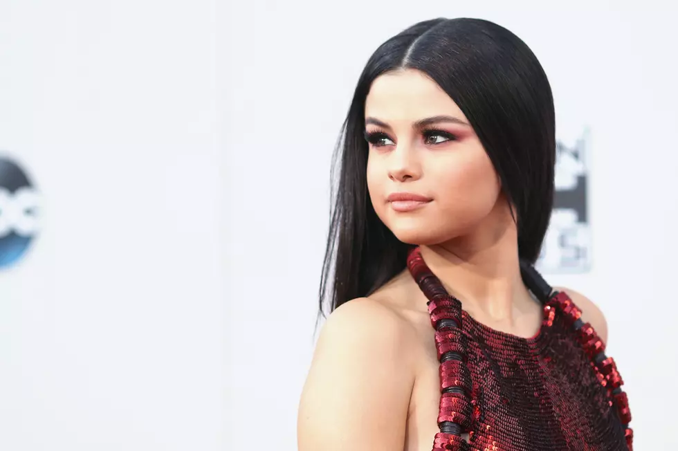 Selena Gomez Turns Up Sultry Factor at 2015 American Music Awards [Gallery]