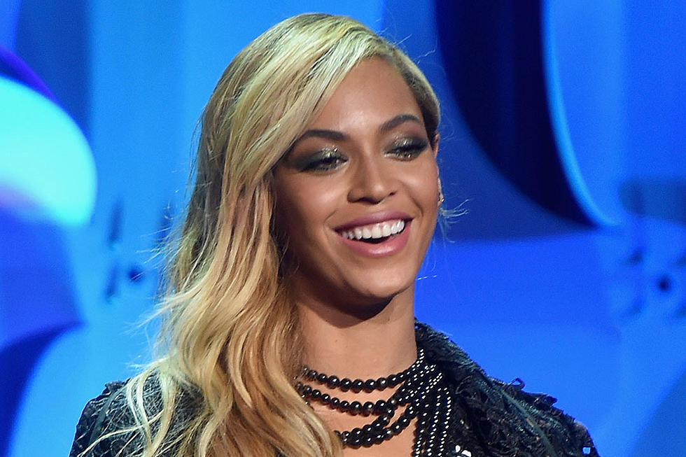 Beyonce Surprises Arson Victim With Personalized Christmas Card
