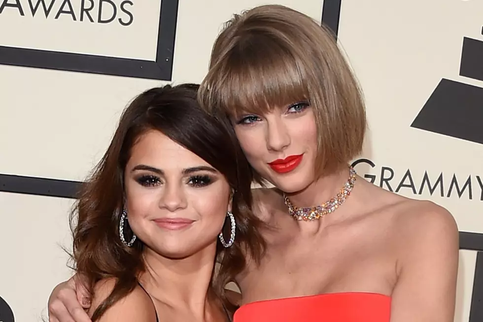 Watch Taylor Swift Awkwardly Attempt to Take a Photo With Blissfully Unaware Selena Gomez on 2016 Grammys Red Carpet