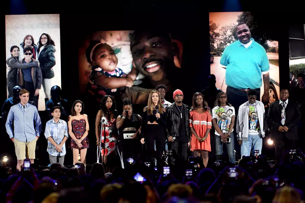 Jessica Alba, Ne-Yo Honor Victims of Gun Violence at 2016 Teen Choice Awards