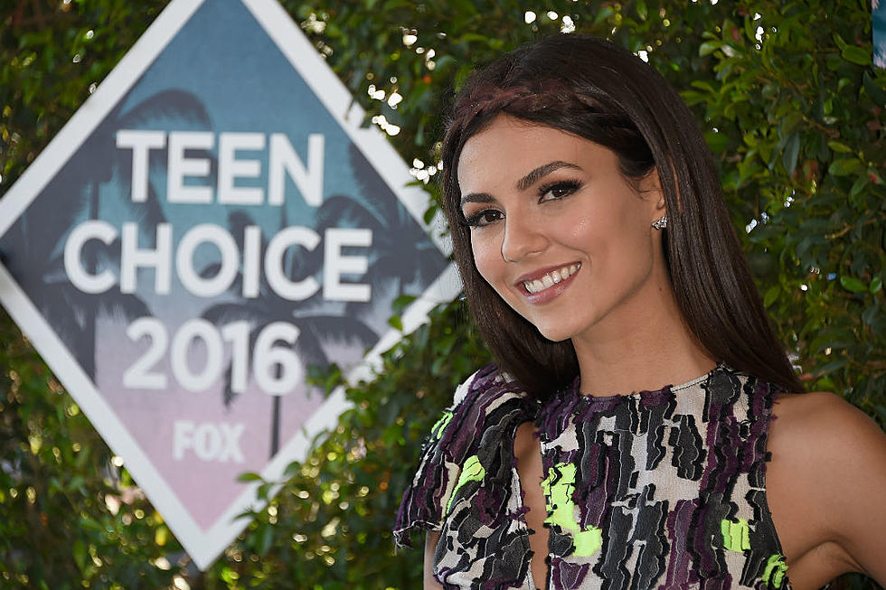 Victoria Justice, 2016 ‘Teen Choice Awards’ Host, Shreds Red Carpet