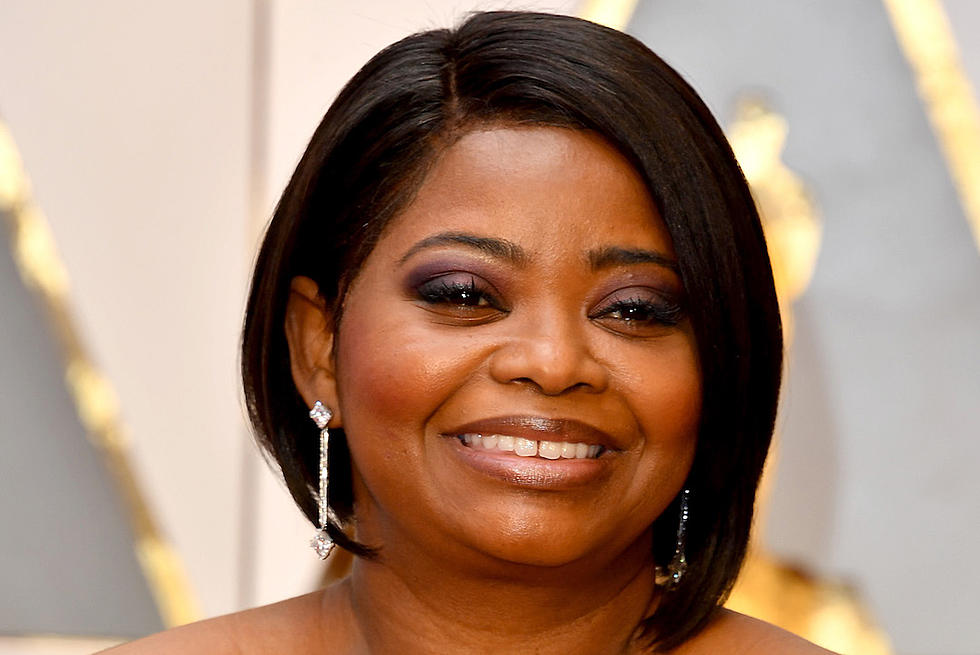 Octavia Spencer Glows in Silver at the 2017 Oscars