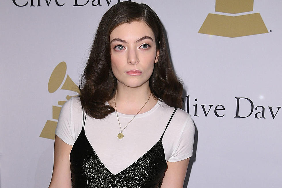 Lorde Says &#8216;Green Light&#8217; Is Her First Heartbreak Song, Explains &#8216;Beach&#8217; Lyric