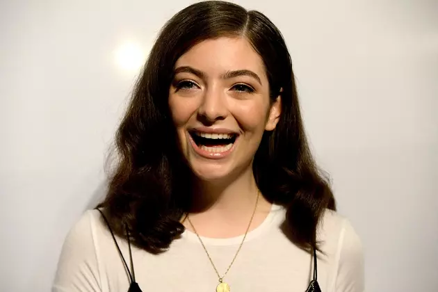 Lorde Performs on &#8216;Saturday Night Live': Watch