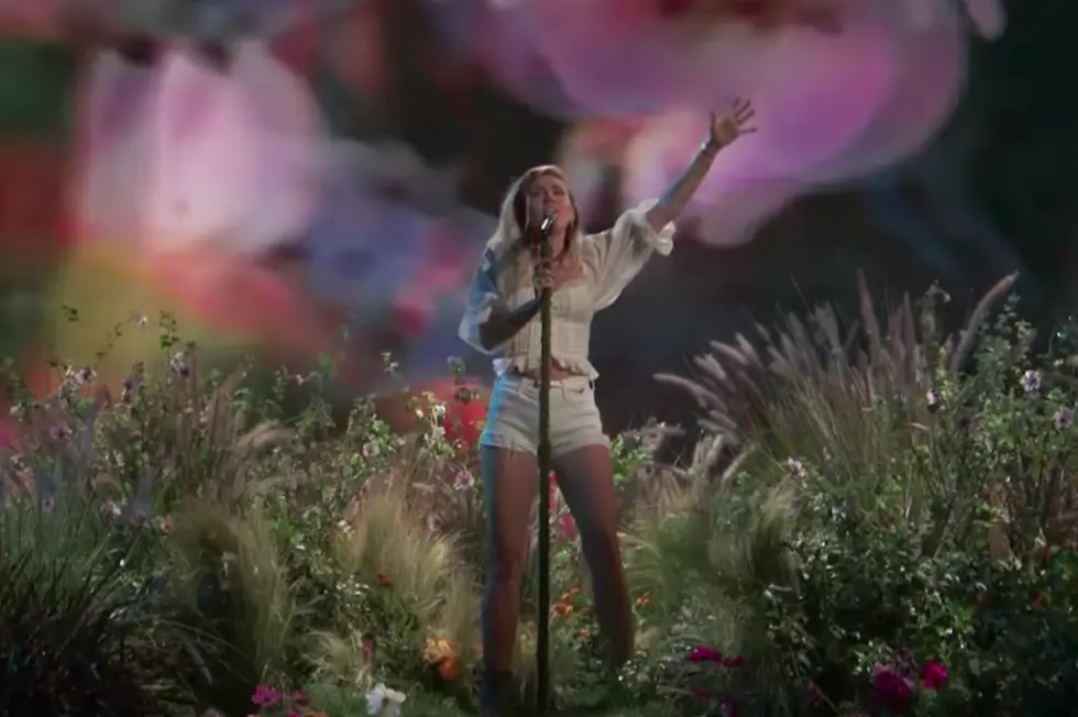 Miley Cyrus Dedicates ‘Malibu’ Performance to Manchester Victims on ‘The Voice’ Finale