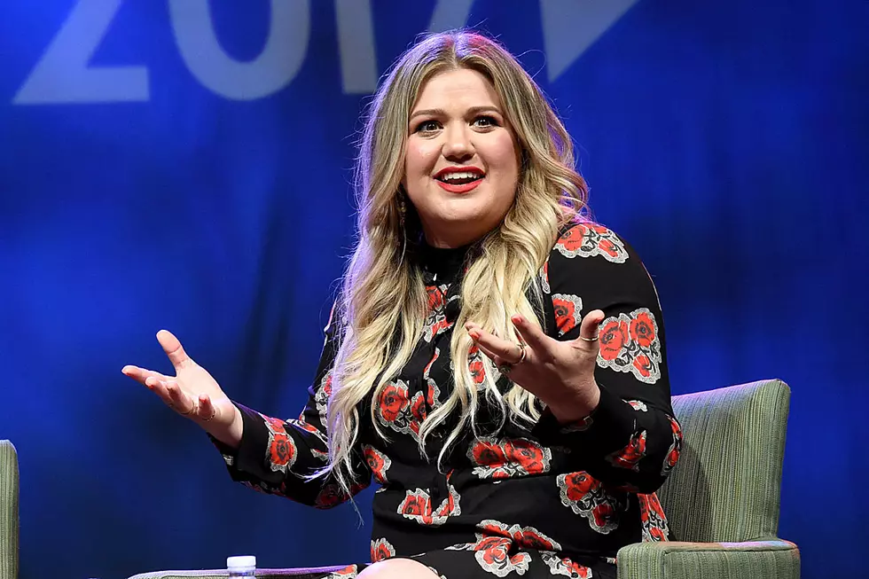 Kelly Clarkson, and Twitter, Bashes Troll Who Body Shamed Her