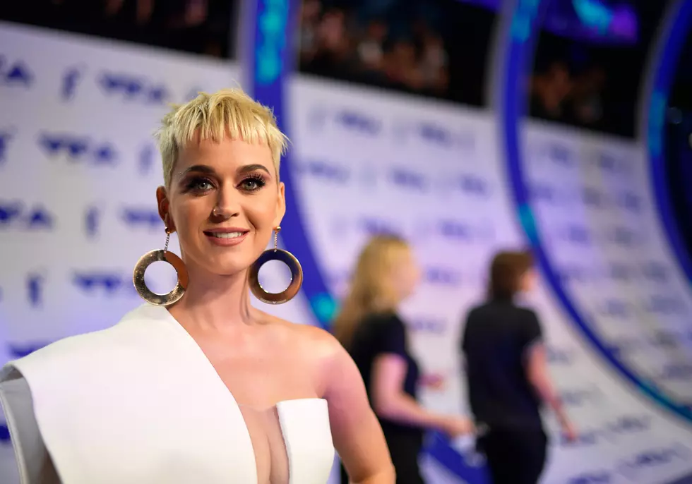 Katy Perry Goes For White Hot Formal at 2017 MTV VMAs: Photos